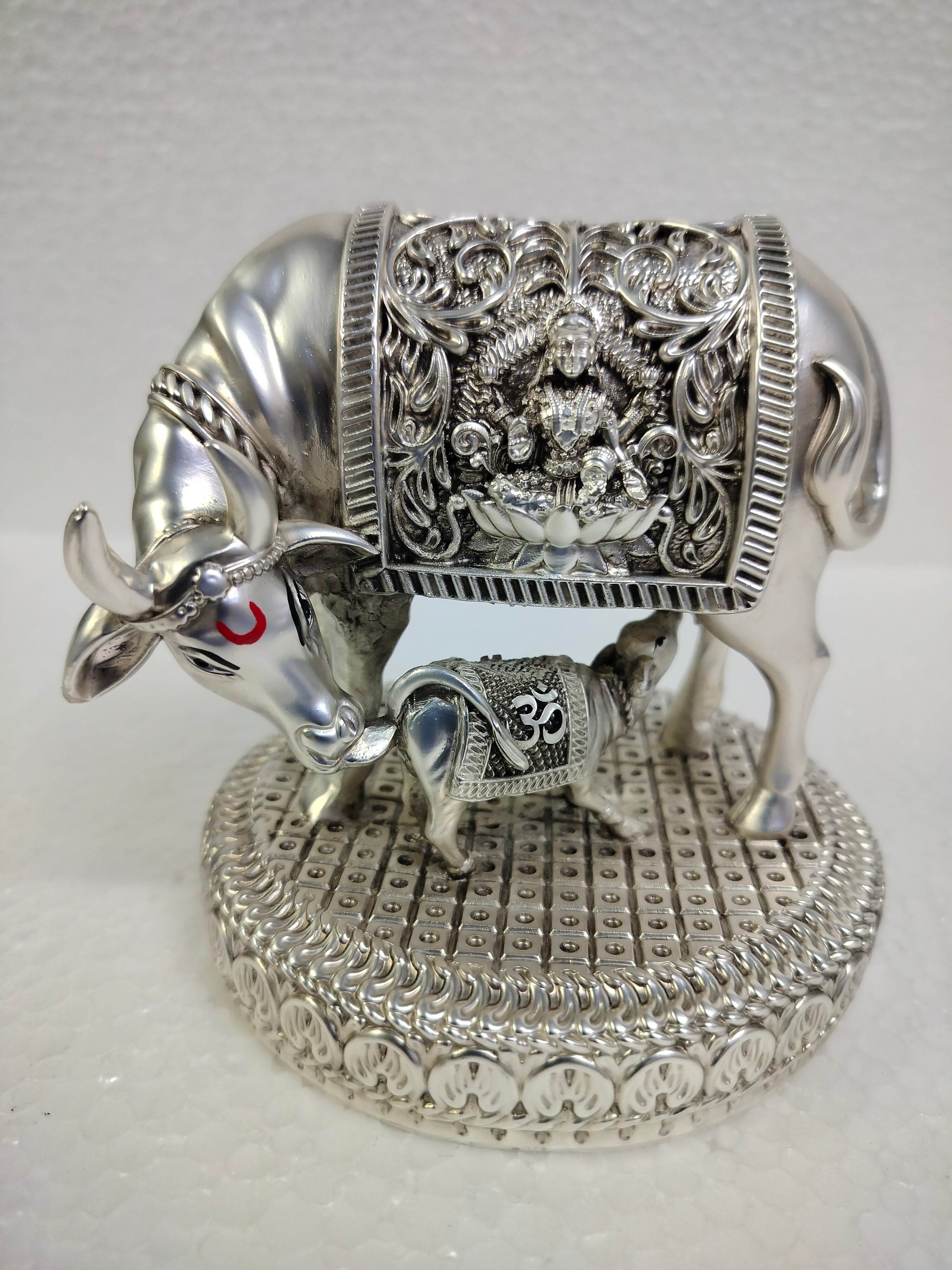 Kamdhenu Idol in Sterling Silver – Handcrafted Divine Masterpiece for Puja & Collectors